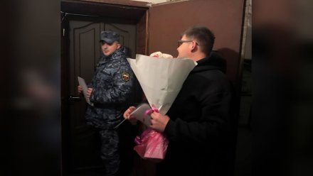 Воронежские приставы выманили мать-алиментщицу для оформления документов цветами