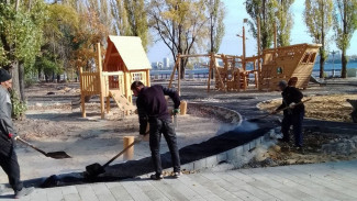На Петровской набережной в Воронеже начали асфальтировать дорожки 