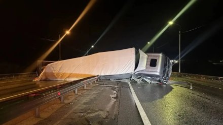 Стали известны подробности ДТП с перевернувшейся фурой на воронежской трассе