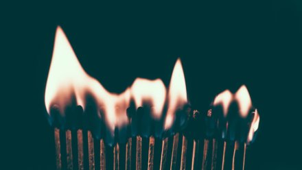 Пьяный воронежец облил водкой чужую машину и поджёг