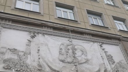 В Воронеже сняли баннер с фасада Дома книги