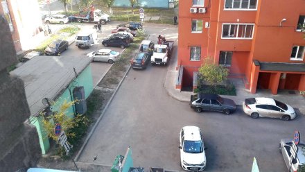 Воронежцы сообщили об эвакуации машин из двора многоэтажки