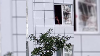 В Воронеже мужчина в крови выбил окна в квартире в ЖК «Озерки»