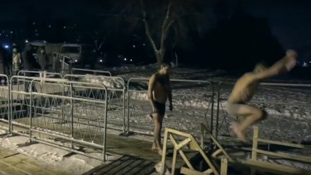 Спасатели показали видео экстремального прыжка в прорубь на Крещение в Воронеже