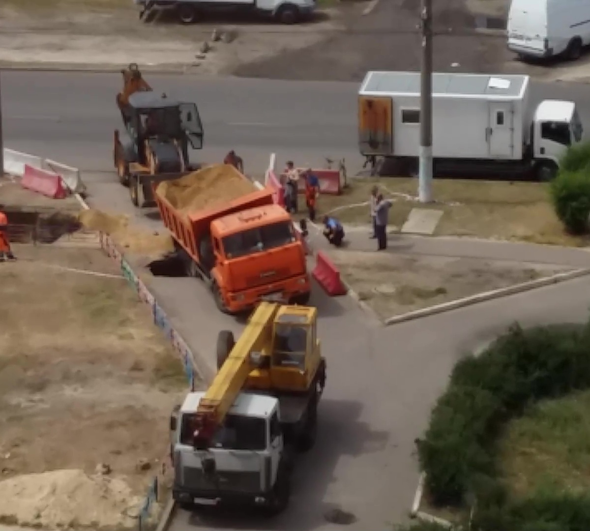 В Воронеже приехавший засыпать огромную яму грузовик провалился в неё –  Новости Воронежа и Воронежской области – Вести Воронеж