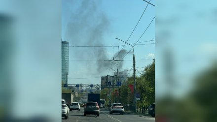 Офисное здание загорелось на проспекте Труда в Воронеже