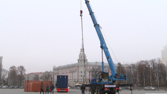 Праздник к нам приходит. В Воронеже начали украшать площадь Ленина