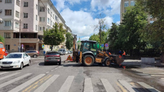 В центре Воронежа из-за коммунальной аварии провалился асфальт