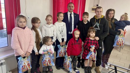 Депутат «Единой России» поздравил живущих в ПВР в Воронежской области детей из Донбасса 