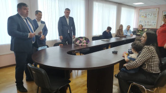 Депутаты Сергей Талдыкин и Андрей Бойко вручили жене бойца СВО письмо командира батальона