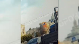 Воронежцы сняли на видео момент падения беспилотника на 5-этажку в центре города