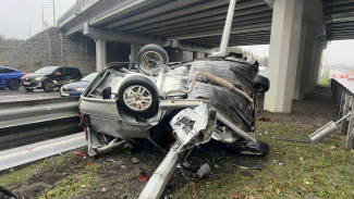 Парень пострадал в искорёженной легковушке на Остужева в Воронеже