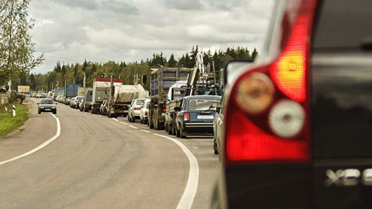 Воронеж пробки на дорогах сейчас. Пробка на трассе. Пробка в деревне. Пробка из газелей на дороге.