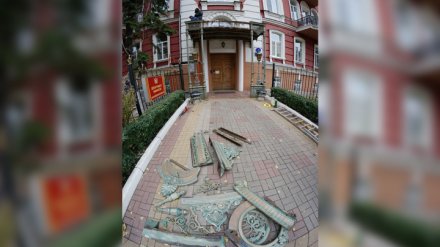 Рабочие срезали уникальный для Воронежа кружевной навес на доме начала XX века