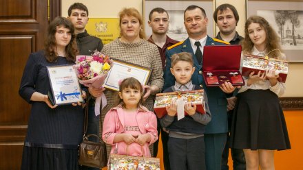 Семья военного из Нововоронежа получила орден за воспитание 7 детей