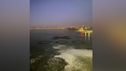 На льду Воронежского водохранилища появилось загадочное послание