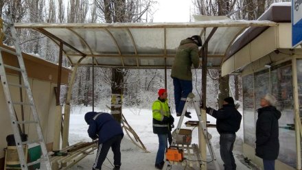 В Воронеже починили сломавшуюся под тяжестью снега крышу остановки