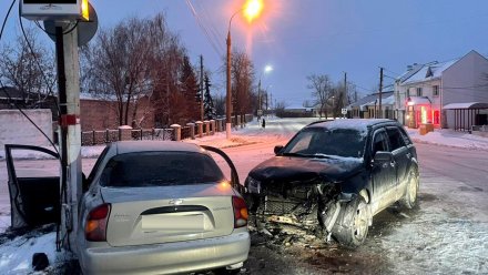 Chevrolet врезался в легковушку и опору ЛЭП в Воронежской области: есть пострадавший