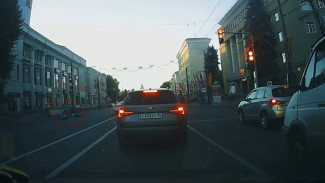 В центре Воронежа таксист зацепил парня на электросамокате: появилось видео