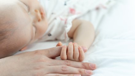 Врачи рассказали о состоянии выпавшей с 5 этажа годовалой девочки в Воронеже