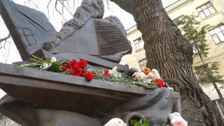 Воронежцы продолжают нести цветы к мемориалу в память о жертвах теракта в Подмосковье