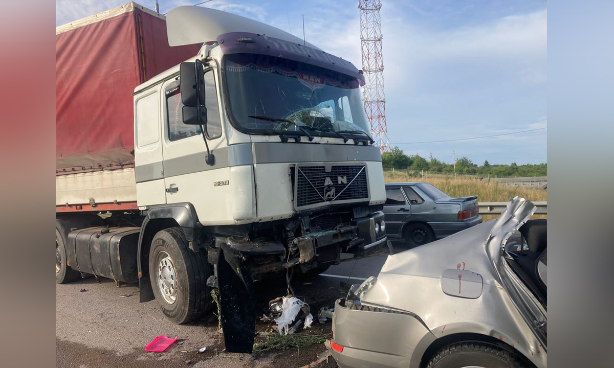 Пассажирка легковушки и водитель фуры пострадали в ДТП с 5 машинами на  воронежской трассе – Новости Воронежа и Воронежской области – Вести Воронеж