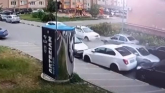 В Воронеже лихач протаранил припаркованные во дворе машины