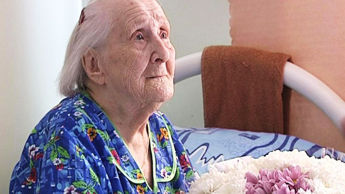 Самая пенсионерка. Исполнилось 105 лет. Человек 105 лет. Женщина 105 лет. 100 Лет пенсионерка.