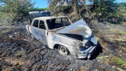 В Воронежской области автомобиль врезался в опору ЛЭП и загорелся