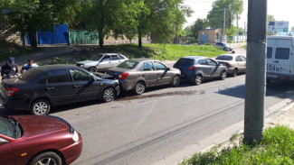 В Воронеже водитель устроил массовое ДТП, пропуская пешехода на «зебре»