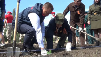 В Воронежской области участник войны посадил дерево в честь Дня Победы