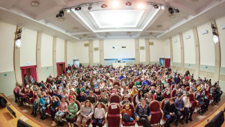Александр Пешиков организовал выездной спектакль для богучарских детей