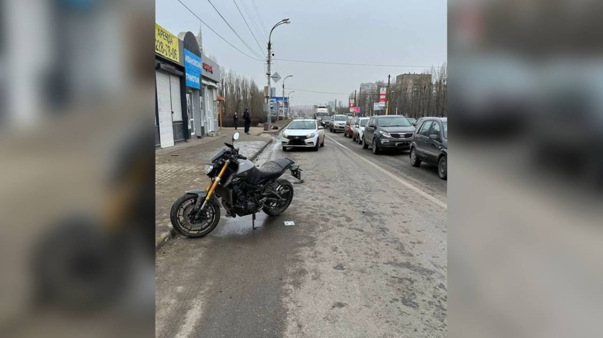 Байкер попал в больницу после столкновения с «Ладой Вестой» в Воронеже –  Новости Воронежа и Воронежской области – Вести Воронеж