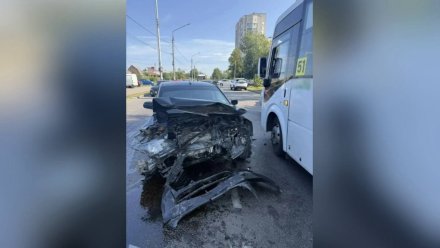 Водитель Chevrolet устроил массовое ДТП с маршруткой на Краснозамённой в Воронеже
