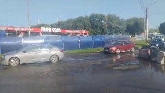 Коммунальную аварию на Новосибирской в Воронеже игнорируют больше 3 недель