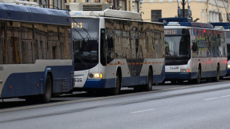 Появилось видео с автобусом, протаранившим иномарку в Воронеже
