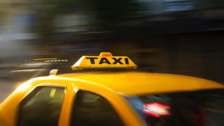 Отказавшийся платить пассажир отнял машину у воронежского таксиста