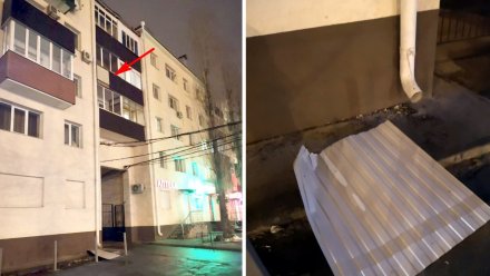 В Воронеже после капремонта дома с балкона 4 этажа оторвался лист металла