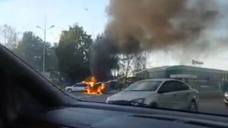 Автомобиль вспыхнул на заправке под Воронежем: появилось видео