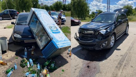 В Воронежской области «Лада» въехала в холодильник с газировкой: водитель попал в больницу