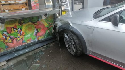Продавец «Робина Сдобина» пострадала из-за влетевшей в киоск Audi в Воронеже