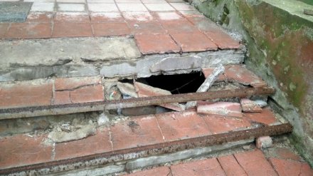 Воронежец отсудил у коммунальщиков 50 тыс. рублей за падение у подъезда