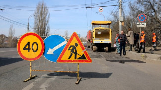 В Воронеже приступили к ремонту дорог горячим асфальтобетоном