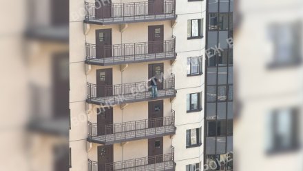 В Воронеже парень сорвался с общего балкона на 7 этаже