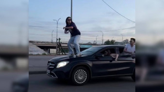 Воронежцев оштрафовали за поездку на капоте Mercedes ради видео