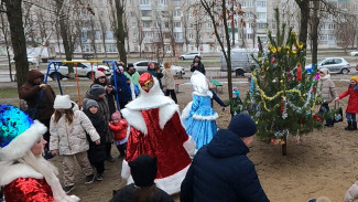 Воронежцы начали украшать дворы многоэтажек к Новому году