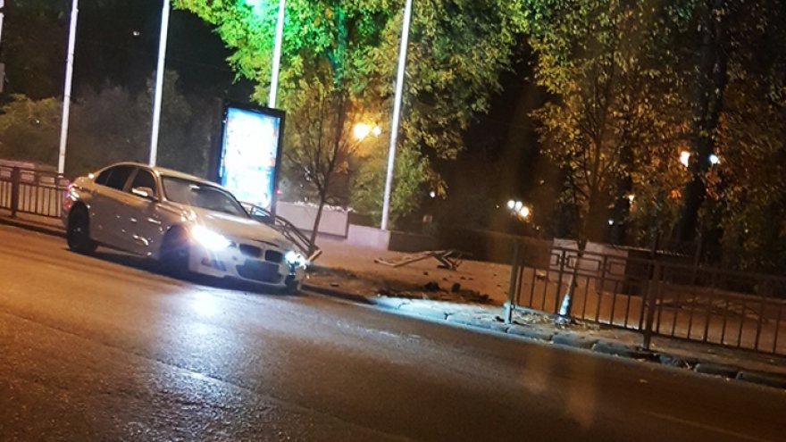 В Воронеже иномарка снесла дорожное ограждение на площади Ленина