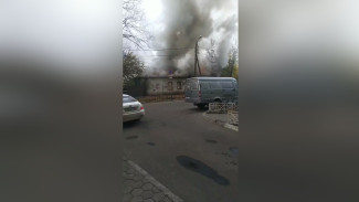 В центре Воронежа вспыхнул частный дом: появилось видео