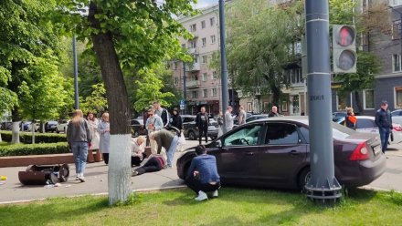 Ford Focus сбил женщину у здания облправительства в Воронеже