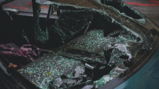 В Воронежской области водитель ВАЗа влетел в стоящий автомобиль и погиб